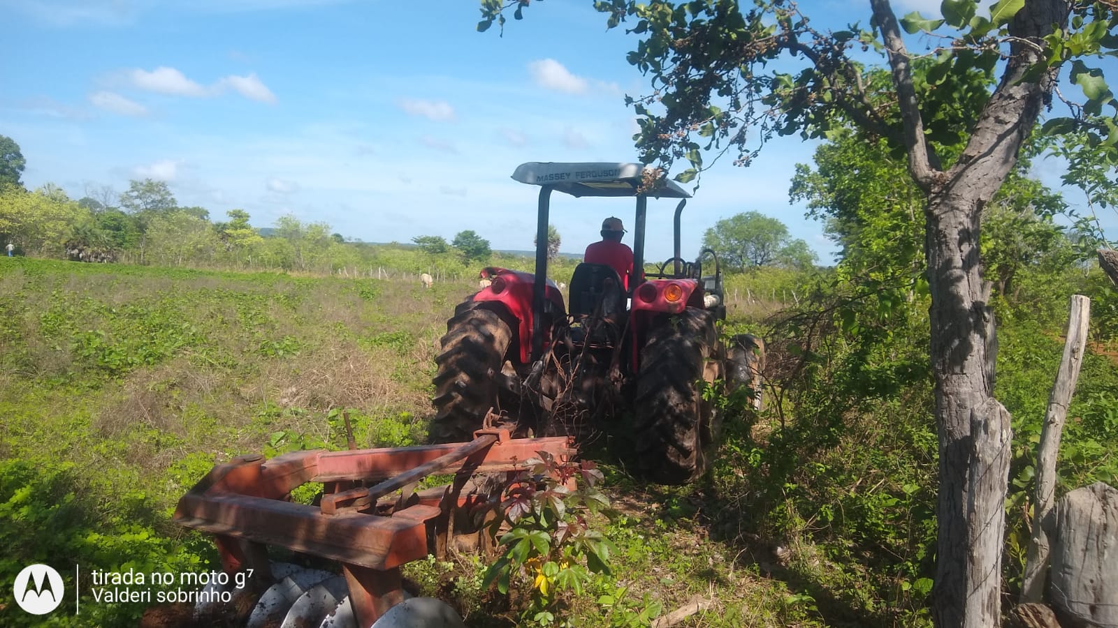  Prefeitura de Monsenhor Gil realiza arado do solo para o plantio da agricultura familiar